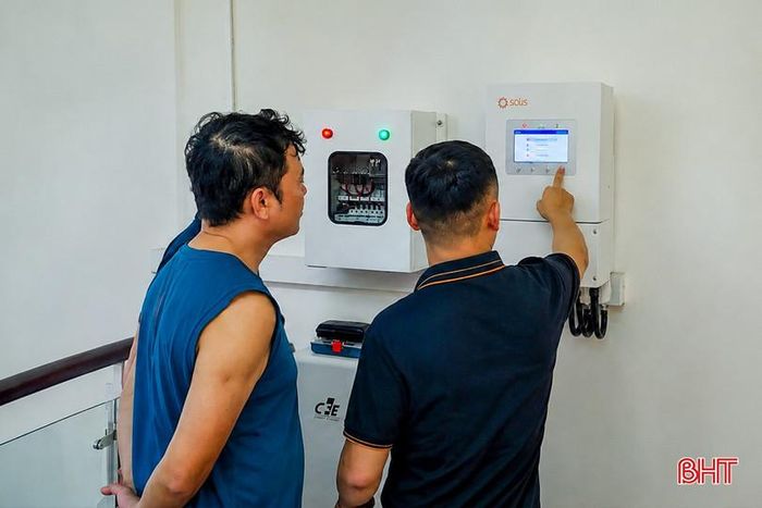 Sau khi hoàn thành lắp đặt, khách hàng được hướng dẫn các thao tác vận hành và giám sát hệ thống.