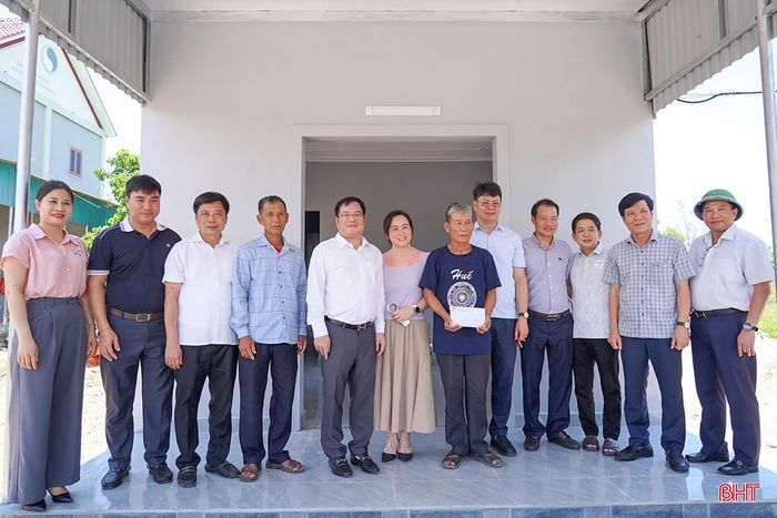 Chi nhánh Thăm dò Khai thác Nam Côn Sơn của Tổng Công ty Thăm dò Khai thác Dầu khí trao số tiền 70 triệu đồng hỗ trợ xây nhà cho gia đình ông Trương Văn Lý.