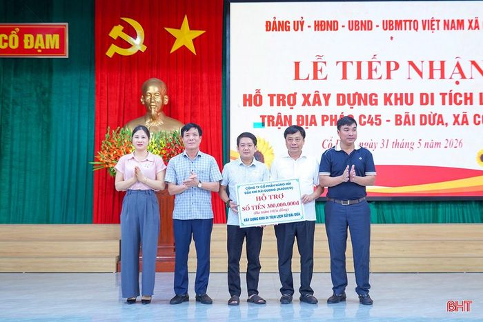 Công ty CP Hàng hải Dầu khí Hải Dương trao biểu trưng hỗ trợ 300 triệu đồng hoàn thiện các hạng mục tại Khu di tích trận địa pháo C45 - Bãi Dừa.
