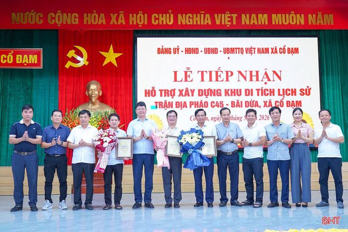 Thứ trưởng Bộ Tư pháp Nguyễn Thanh Tịnh (thứ 5 từ trái sang) cùng lãnh đạo xã trao chứng nhận tri ân các doanh nghiệp hỗ trợ kinh phí xây dựng Khu di tích trận địa pháo C45 - Bãi Dừa và thực hiện công tác an sinh xã hội.