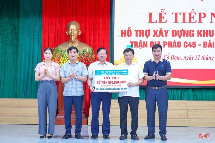 Chi nhánh tại TP Hồ Chí Minh của Tổng Công ty Thăm dò Khai thác Dầu khí trao biểu trưng hỗ trợ 500 triệu đồng hoàn thiện các hạng mục tại Khu di tích trận địa pháo C45 - Bãi Dừa.