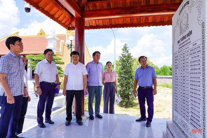 Lãnh đạo các doanh nghiệp và lãnh đạo xã tham quan Khu di tích trận địa pháo C45 - Bãi Dừa.