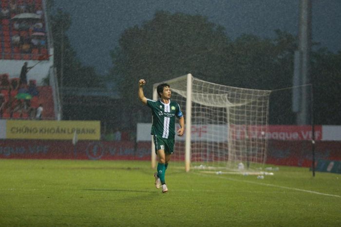 Công Phượng ấn định chiến thắng 3-0. 
