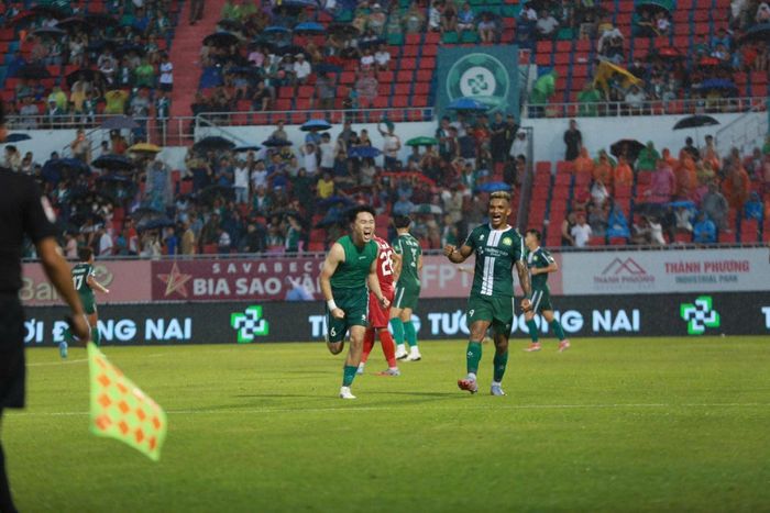 Xuân Trường vui mừng khi ghi bàn nâng tỉ số 2-0. 