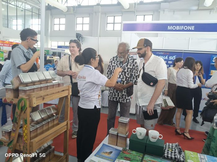 Một doanh nghiệp nhỏ ở ĐBSCL giới thiệu hàng hóa với du khách. Ảnh: Văn Kim Khanh