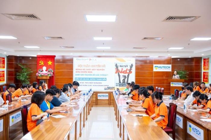 Một buổi truyền thông về tác hại của ma túy cho sinh viên