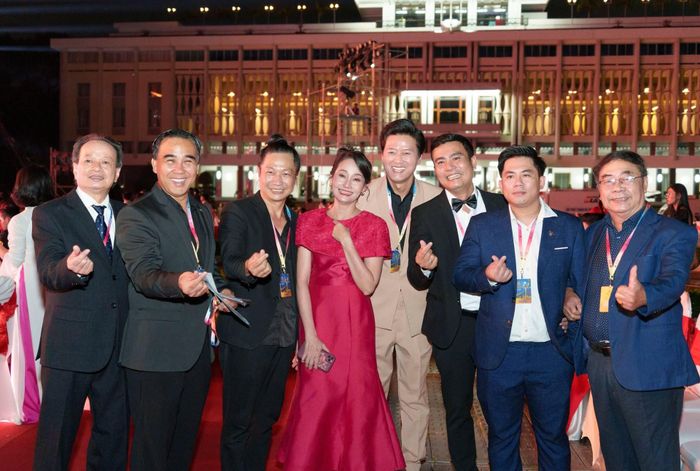 NSƯT Hạnh Thúy cùng với các nghệ sĩ đồng nghiệp. Ảnh:NVCC