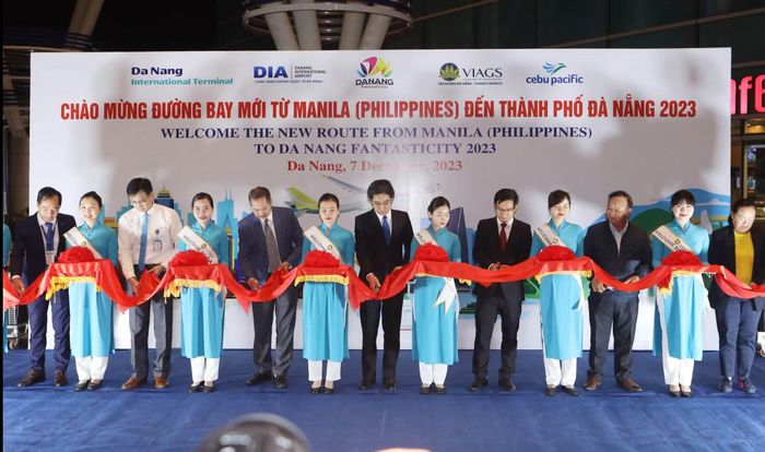 Lúc 21 giờ ngày 7/12/2023, chuyến bay đầu tiên mang số hiệu 5J 5756 của Hãng hàng không Cebu Pacific Air từ Manila (Philippines) đã hạ cánh tại Sân bay Quốc tế Đà Nẵng, đưa 177 hành khách Philippines đến tham quan, trải nghiệm dịch vụ du lịch tại thành phố Đà Nẵng. (Ảnh: Trần Lê Lâm/TTXVN)