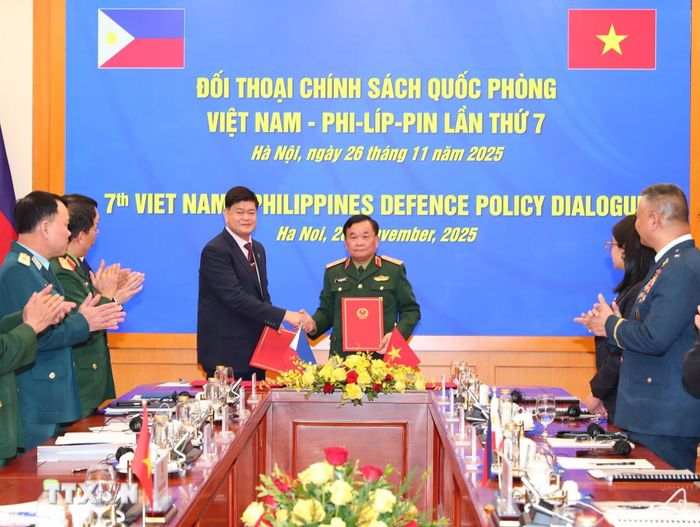 Thượng tướng, Thứ trưởng Bộ Quốc phòng Hoàng Xuân Chiến và Ngài Irineo Espino, Thứ trưởng Bộ Quốc phòng Philippines ký biên bản Đối thoại Chính sách Quốc phòng Việt Nam-Philippines lần thứ 7, tháng 11/2025. (Ảnh: Trọng Đức/TTXVN)