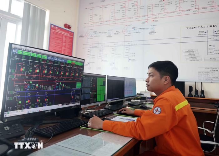 Kỹ sư NSMO trực điều hành hệ thống điện quốc gia với các công cụ giám sát vận hành. (Ảnh: NSMO)
