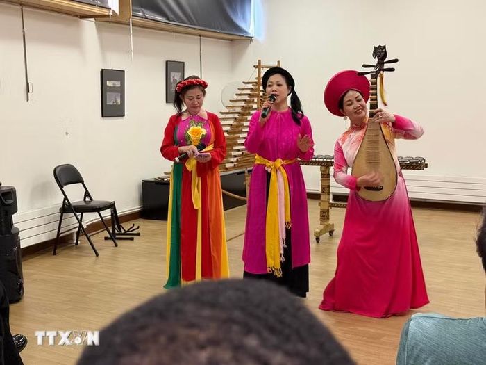 Các nghệ sỹ biểu diễn bài "Trống Cơm" được chuyển ngữ sang tiếng Pháp. (Ảnh: Hữu Chiến/TTXVN)