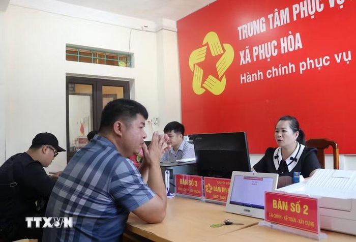 Người dân đến Trung tâm phục vụ hành chính công xã Phục Hòa giải quyết thủ tục hành chính. (Ảnh: Chu Hiệu/TTXVN)