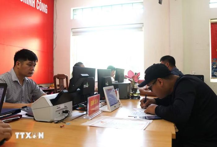 Người dân đến làm thủ tục hành chính tại Trung tâm phục vụ hành chính công xã Phục Hòa (Cao Bằng). (Ảnh: Chu Hiệu/TTXVN)