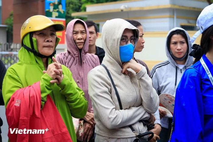 Mỗi khi sắp hết giờ làm bài, những gương mặt đăm chiêu càng hồi hộp, hiện rõ nỗi lòng của người làm cha, làm mẹ trong bước ngoặt đầu đời của con. (Ảnh: Hoài Nam/Vietnam+)