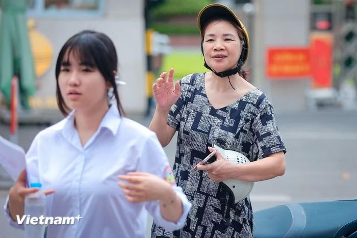 Sau cái ôm siết chặt, lời dặn dò vội vã và ánh mắt dõi theo bóng con khuất dần sau dãy hành lang. (Ảnh: Hoài Nam/Vietnam+)