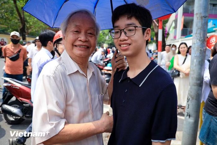 Để rồi khi cánh cổng trường mở ra, dẫu kết quả làm bài của con có ra sao, thứ chào đón các em luôn là những vòng tay rộng mở của các bậc phụ huynh. (Ảnh: Hoài Nam/Vietnam+)