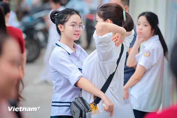 Hay những cái ôm để tiếp thêm tinh thần trước giờ làm bài. (Ảnh: Hoài Nam/Vietnam+)