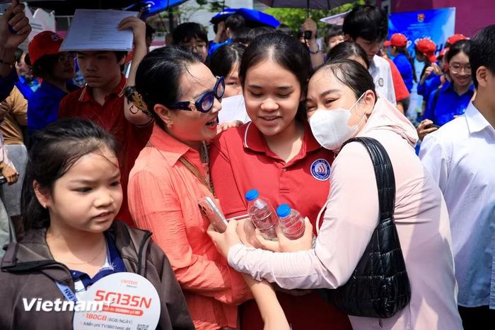 Kỳ thi vào lớp 10 tại Hà Nội rồi cũng sẽ qua đi, điểm số rồi cũng sẽ được công bố, và những tấm vé vào trường công lập sẽ tìm được chủ nhân. Thế nhưng, hình ảnh những bóng lưng áo đẫm mồ hôi của cha, ánh mắt ngập tràn yêu thương của mẹ bên cổng trường sẽ mãi là ký ức đẹp đẽ và thiêng liêng nhất hành trình trưởng thành của các em. (Ảnh: Hoài Nam/Vietnam+)