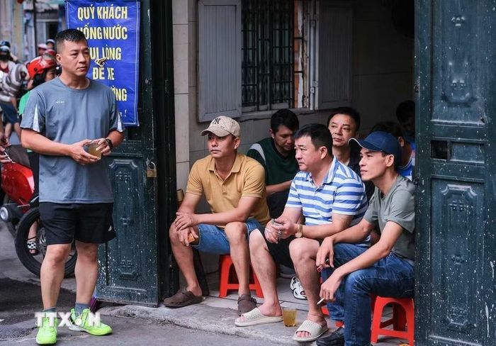 Phụ huynh ngóng chờ thí sinh làm bài thi bên ngoài điểm thi Trường THCS Ngô Quyền (Bạch Mai, Hà Nội). (Ảnh: Hoàng Hiếu/TTXVN)