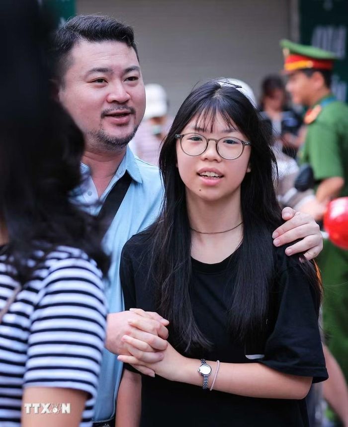 Những lời động viên của phụ huynh, người nhà giúp các thí sinh thêm tự tin bước vào kỳ thi quan trọng. (Ảnh: Hoàng Hiếu/TTXVN)