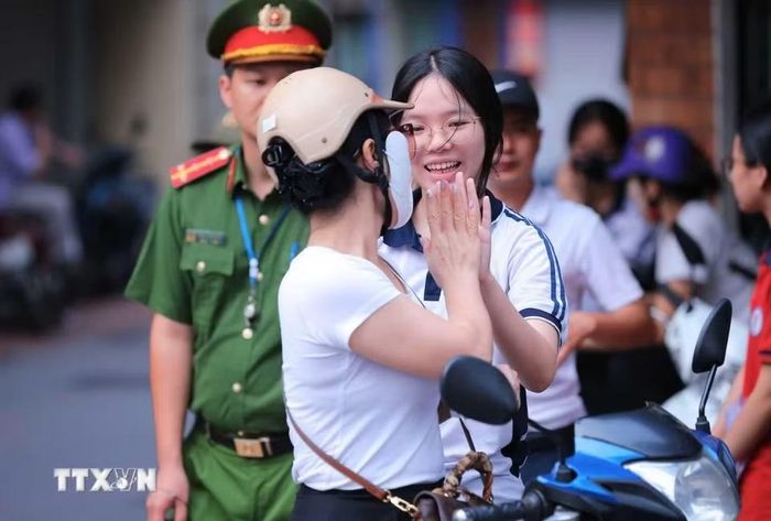 Chúc con hoàn thành tốt môn thi Toán - Kỳ thi tuyển sinh lớp 10 công lập tại Hà Nội. (Ảnh: Hoàng Hiếu/TTXVN)