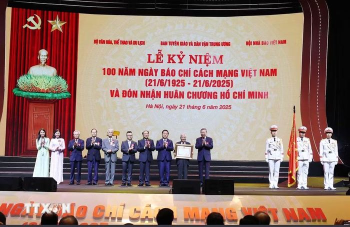 Tổng Bí thư Tô Lâm trao tặng Huân chương Hồ Chí Minh cho đội ngũ người làm báo nhân kỷ niệm 100 năm Ngày Báo chí Cách mạng Việt Nam. (Ảnh: Thống Nhất/TTXVN)