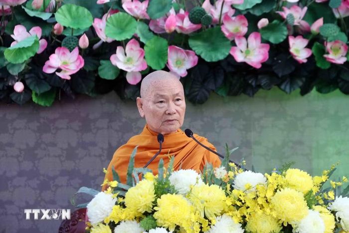 Trưởng lão Hòa thượng Thích Viên Minh, Phó Pháp chủ Giáo hội Phật giáo Việt Nam tuyên độc Thông điệp Đại lễ Phật đản Phật lịch 2570 của Đại lão Hòa thượng Thích Trí Quảng, Pháp chủ Giáo hội Phật giáo Việt Nam. (Ảnh: Xuân Khu/TTXVN)