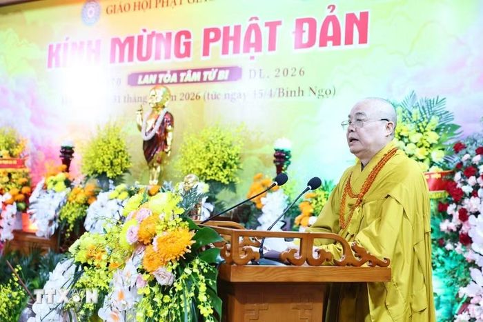 Hòa thượng Thích Thanh Nhiễu - Phó Chủ tịch Thường trực Hội đồng Trị sự Trung ương Giáo hội Phật giáo Việt Nam tuyên đọc thông điệp của Đức Pháp chủ Giáo hội Phật giáo Việt Nam. (Ảnh: Minh Đức/TTXVN)