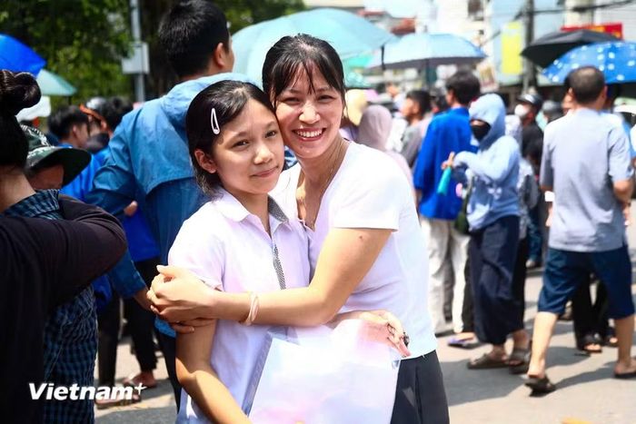 Sau khi kết thúc môn Toán, Kỳ thi tuyển sinh vào lớp 10 công lập Hà Nội năm học 2026-2027 cơ bản hoàn thành đối với đa số thí sinh, khép lại những ngày căng thẳng của học sinh và phụ huynh Thủ đô. (Ảnh: Hoài Nam/Vietnam+)
