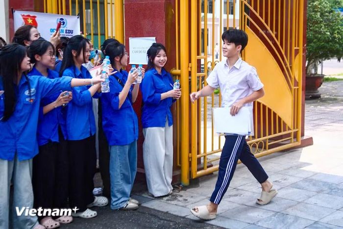 Thí sinh tự tin rời điểm thi sau khi hoàn thành môn Toán. (Ảnh: Hoài Nam/Vietnam+)