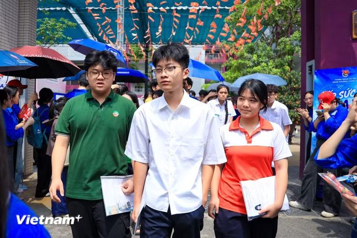 Theo đánh giá của học sinh, cấu trúc và định dạng đề thi môn Toán năm nay được xây dựng bám sát đề minh họa đã công bố, vừa sức với học sinh, đồng thời có tính phân hóa. (Ảnh: Hoài Nam/Vietnam+)