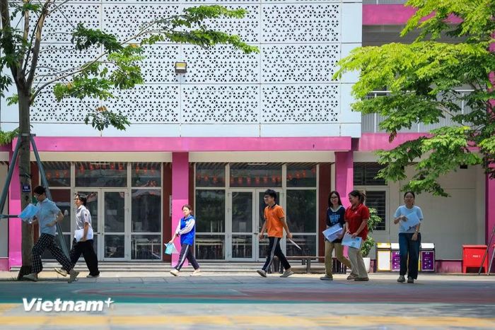 Thí sinh rời phòng thi sau 120 phút làm bài thi theo hình thức tự luận. (Ảnh: Hoài Nam/Vietnam+)