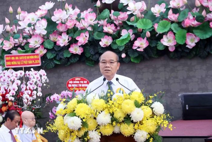 Ông Trần Văn Bảy, Phó Chủ tịch Ủy ban Nhân dân Thành phố thay mặt lãnh đạo Thành phố chúc mừng Đại lễ Phật đản. (Ảnh: Xuân Khu/TTXVN)