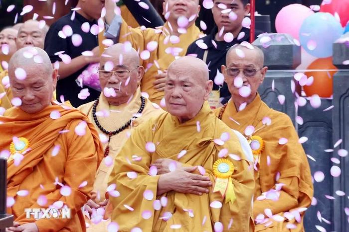 Trưởng lão Hòa thượng Thích Thiện Nhơn (hàng trên, ngoài cùng bên phải), Phó Pháp chủ Hội đồng Chứng minh, Chủ tịch Hội đồng Trị sự Giáo hội Phật giáo Việt Nam quang lâm chứng minh Đại lễ. (Ảnh: Xuân Khu/TTXVN)