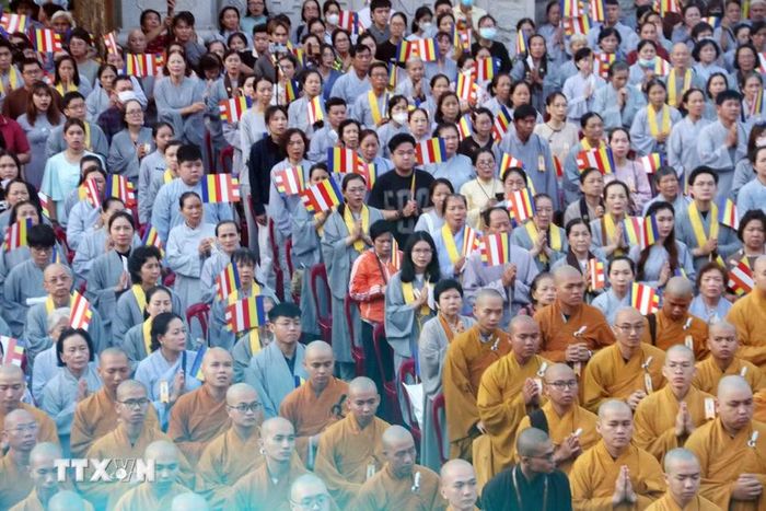 Đông đảo Tăng ni, Phật tử Thành phố Hồ Chí Minh cùng dự Đại lễ. (Ảnh: Xuân Khu/TTXVN)
