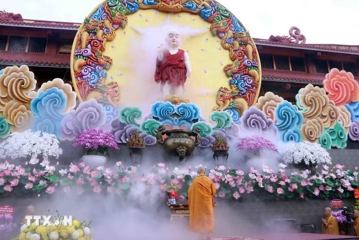 Đại lão Hòa thượng Thích Trí Quảng, Pháp chủ Giáo hội Phật giáo Việt Nam dâng hương trước tôn tượng Phật đản sanh. (Ảnh: Xuân Khu/TTXVN)