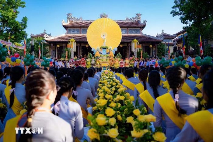 Đại lễ Phật đản ở thành phố Huế thu hút đông đảo chư tôn đức Tăng ni, Phật tử cùng người dân, du khách tham dự. (Ảnh: Mai Trang/TTXVN)