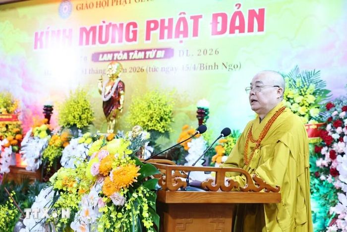 Hòa thượng Thích Thanh Nhiễu - Phó Chủ tịch Thường trực Hội đồng Trị sự Trung ương Giáo hội Phật giáo Việt Nam tuyên đọc thông điệp của Đức Pháp chủ Giáo hội Phật giáo Việt Nam. (Ảnh: Minh Đức/TTXVN)