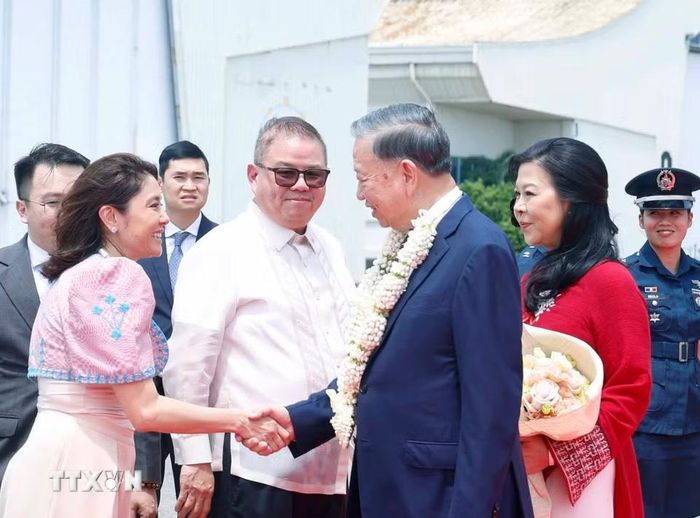 Tổng Bí thư, Chủ tịch nước Tô Lâm và Phu nhân đến Manila, bắt đầu chuyến thăm cấp Nhà nước tới Philippines. (Ảnh: Thống Nhất/TTXVN)