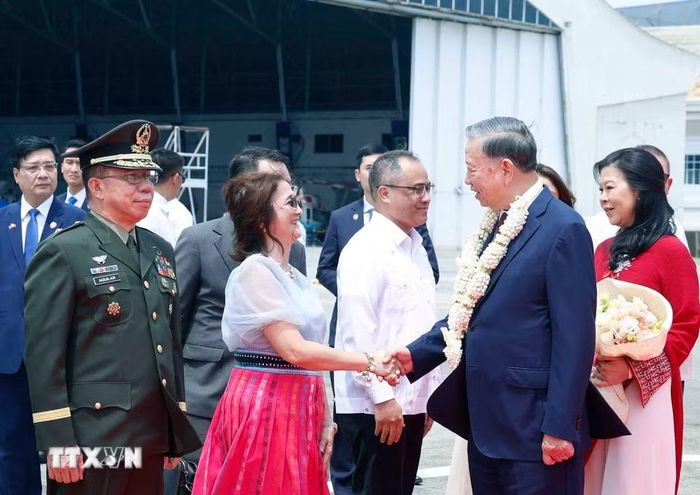 Các quan chức Chính phủ Philippines đón Tổng Bí thư, Chủ tịch nước Tô Lâm và Phu nhân tại sân bay quân sự Villamor Airbase, Manila. (Ảnh: Thống Nhất/TTXVN)