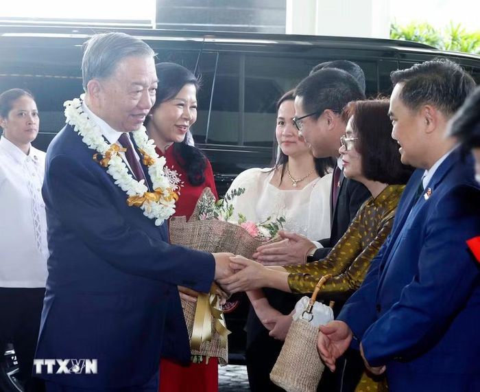 Cán bộ Đại sứ quán và cộng đồng người Việt Nam tại Philippines đón Tổng Bí thư, Chủ tịch nước Tô Lâm và Phu nhân. (Ảnh: Thống Nhất/TTXVN)