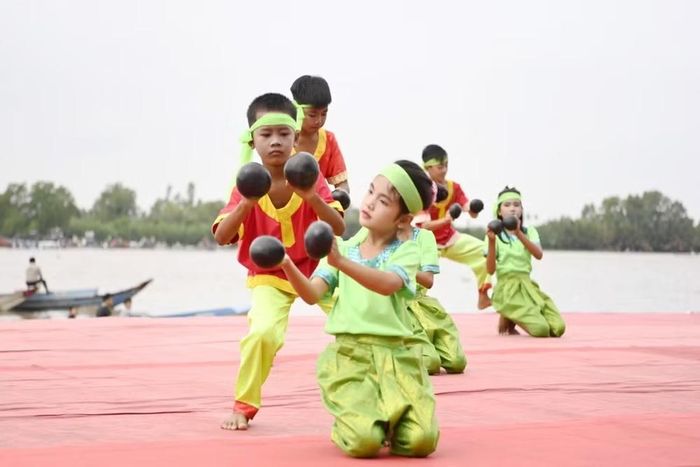 Thiếu nhi Khmer biểu diễn múa gáo dừa. (Ảnh: Báo An Giang)