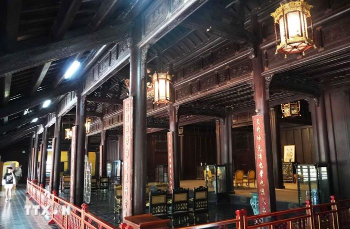 Nội thất trong chính điện - công trình quan trọng nhất của Cung Diên Thọ trong Đại Nội Huế, là nơi sinh hoạt và tiếp khách của Hoàng thái hậu, thời Nguyễn. (Ảnh: Nguyên Lý/TTXVN)