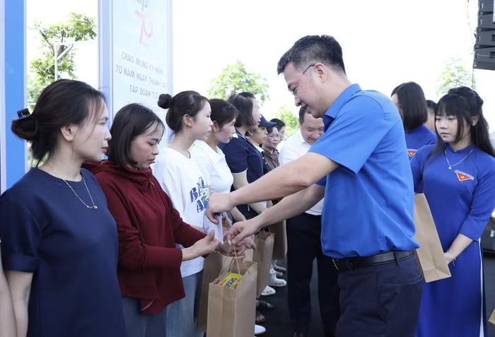 Bí thư Trung ương Đoàn, Chủ tịch Trung ương Hội Liên hiệp Thanh niên Việt Nam Nguyễn Tường Lâm trao quà cho các công nhân. (Ảnh: PV/Vietnam+)