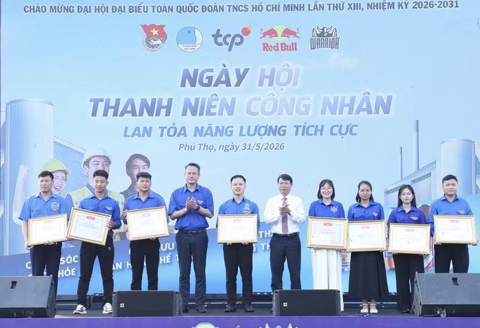 Trung ương Hội Chủ tịch Trung ương Hội Liên hiệp Thanh niên Việt Nam đã tặng Bằng khen cho 9 cá nhân có thành tích xuất sắc. (Ảnh: PV/Vietnam+)