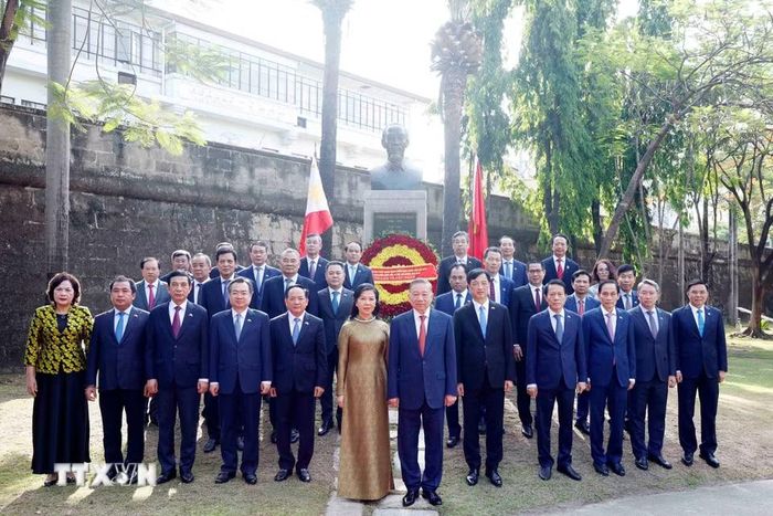 Tổng Bí thư, Chủ tịch nước Tô Lâm và Phu nhân cùng đoàn đại biểu cấp cao Việt Nam tại Tượng đài Chủ tịch Hồ Chí Minh trong Công viên ASEAN, thành cổ Intramuros. (Ảnh: Thống Nhất/TTXVN)