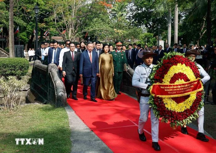 Tổng Bí thư, Chủ tịch nước Tô Lâm và Phu nhân cùng đoàn đại biểu cấp cao Việt Nam đến dâng hoa tại Tượng đài Chủ tịch Hồ Chí Minh trong Công viên ASEAN, thành cổ Intramuros. (Ảnh: Thống Nhất/TTXVN)