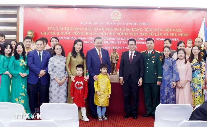 Tổng Bí thư, Chủ tịch nước Tô Lâm và Phu nhân với cán bộ, nhân viên Đại sứ quán và đại diện cộng đồng, doanh nghiệp, chuyên gia người Việt Nam tại Philippines. (Ảnh: Thống Nhất/TTXVN)