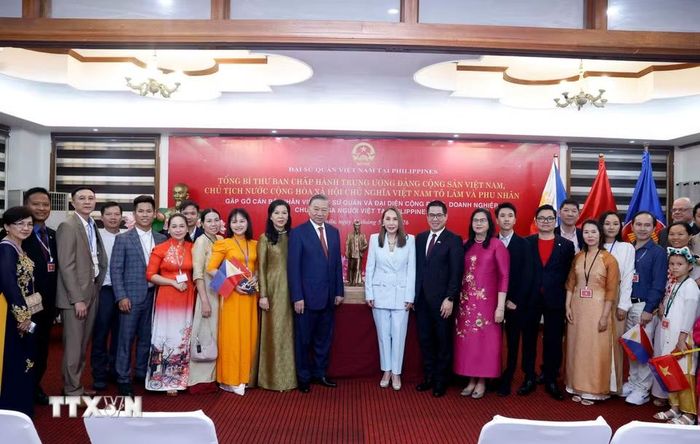Tổng Bí thư, Chủ tịch nước Tô Lâm và Phu nhân với cán bộ, nhân viên Đại sứ quán và đại diện cộng đồng, doanh nghiệp, chuyên gia người Việt Nam tại Philippines. (Ảnh: Thống Nhất/TTXVN)