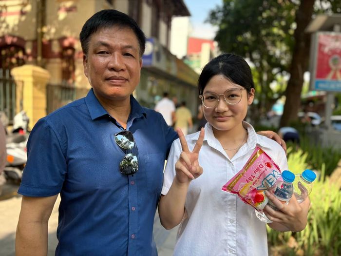 Nguyễn Mai Anh, học sinh Trường Trung học cơ sở Bồ Đề cho biết chính sách mới đã giúp em được thi vào ngôi trường mơ ước là Trung học phổ thông Trần Phú mà không lo trái tuyến. (Ảnh: Phạm Mai/Vietnam+)